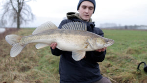 visser met grote snoekbaars